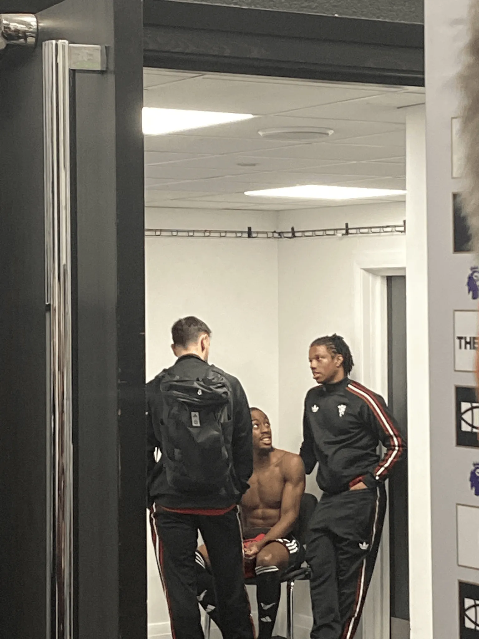 开云APP下载地址-老队友重聚，埃兰加赛后与B费、马拉西亚交谈了5分钟