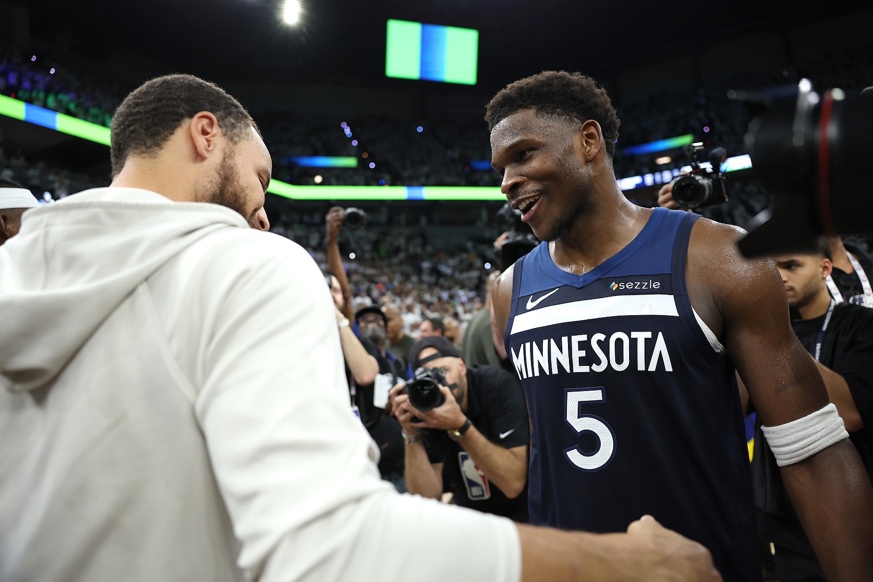 开云APP下载地址-爱德华兹：库里是我兄弟&amp;我爱他的一切 他是最伟大控卫 不太懂rap